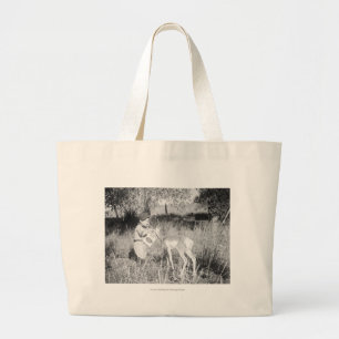 Jongen die antilope voeren grote tote bag