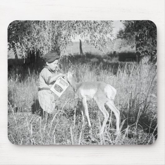 Jongen die antilope voeren muismat (Voorkant)