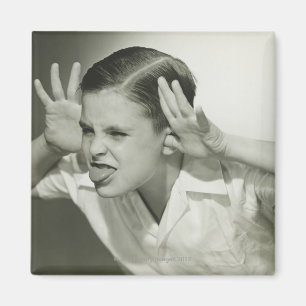 Jongen die gezicht maken magneet