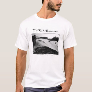 Jongen die in de Dunes T-Shirt lopen