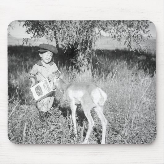 Jongen die met de hand antilopen muismat (Voorkant)