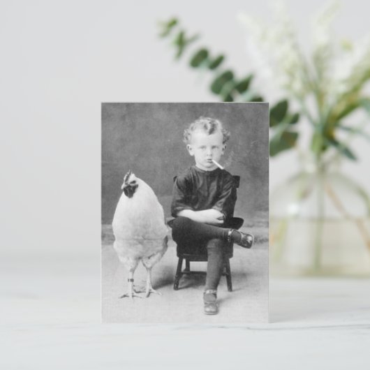 jongen die naast een kip roken briefkaart (Staand voorkant)