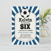 jongen die SIX Voetbal Uitnodiging draaien (Staand voorkant)