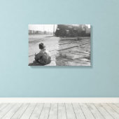 Jongen die treinen kijkt, 1939 canvas afdruk (Insitu (Houten vloer))