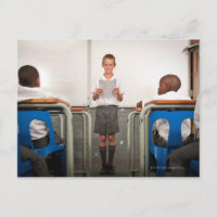 Jongen die voor de klas staat in