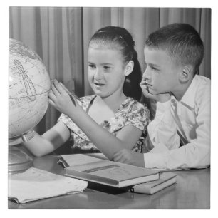 Jongen en meisjes Wereldbol bekijken Tegeltje