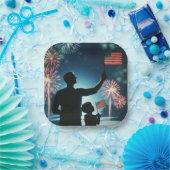 Jongen en vader met Amerikaanse vlaggen en vuurwer Papieren Bordje (Feest)