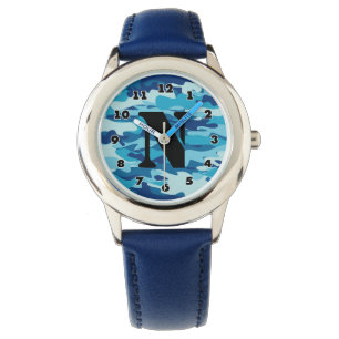 Jongen kijken met een blauw camouflage-patroon van horloge
