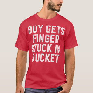 Jongen krijgt vinger vast in emmer t-shirt