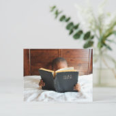 Jongen lezen de Heilige Bijbel Briefkaart (Staand voorkant)