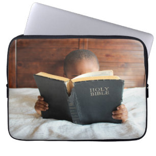 Jongen lezen de Heilige Bijbel Laptop Sleeve