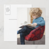 Jongen lezen een boek briefkaart (Voorkant / Achterkant)