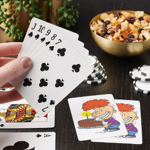 Jongen met een verjaardagstaart pokerkaarten