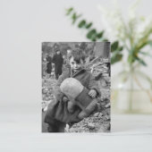 Jongen met Gevuld Dier, 1945 Briefkaart (Staand voorkant)