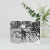 Jongen met oude Bicycle  B&W-foto Briefkaart (Staand voorkant)