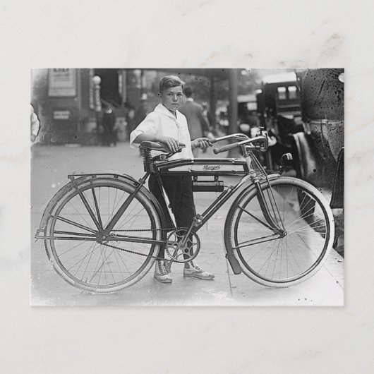 Jongen met oude Bicycle  B&W-foto Briefkaart (Voorkant)