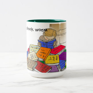 Jongen peuter omringd door boeken. tweekleurige koffiemok