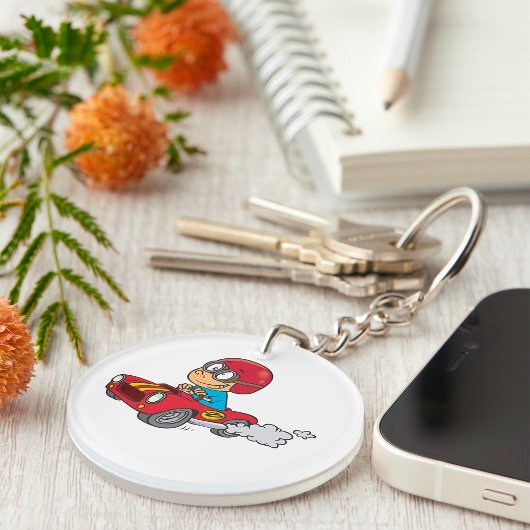 Jongen rijdt rode raceauto sleutelhanger