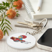 Jongen rijdt rode raceauto sleutelhanger (Voorkant Rechts)