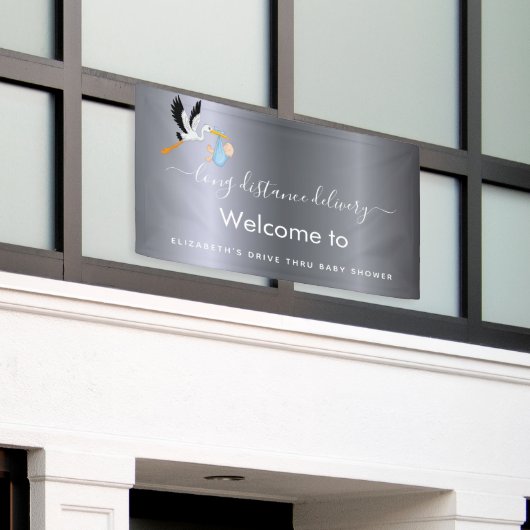 Jongen zilveren schattige ooievaar rijden door bab spandoek (Buitenkant Gebouw)