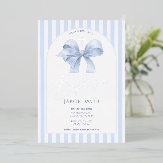 Jongens Blue Bow en Stripe doop uitnodiging (Staand Voorkant)