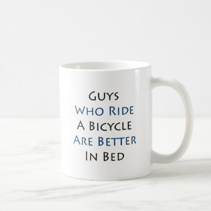 Jongens die een fiets rijden, zijn beter in bed koffiemok