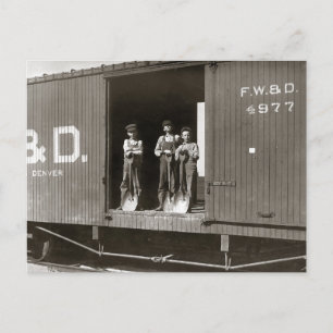 Jongens die werken aan treinwagons, 1910 briefkaart