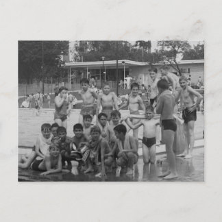Jongens in de pool. foto briefkaart