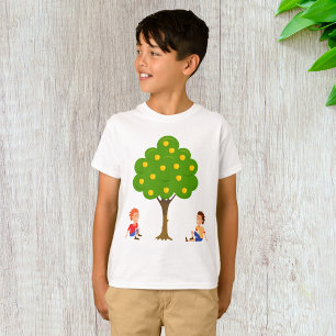 Jongens onder een Apple Tree T-shirt