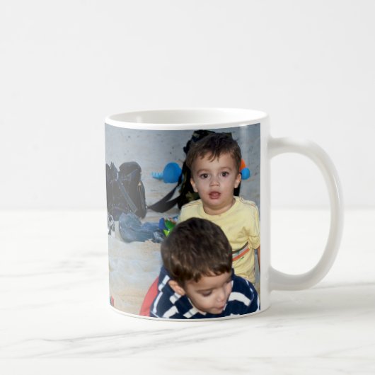 Jongens op de strand koffiemok (Rechts)