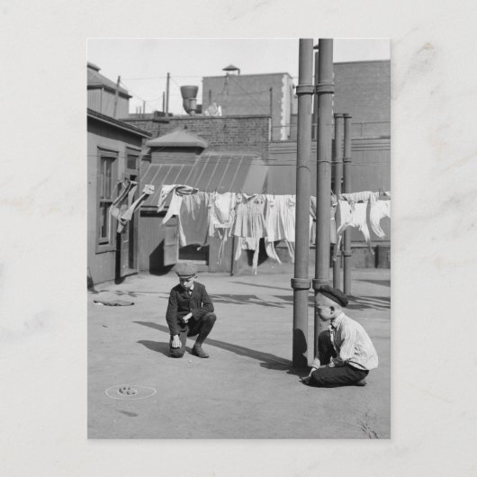 Jongens spelen, begin jaren 1900 briefkaart (Voorkant)