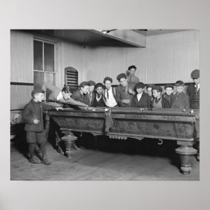 Jongens spelen pool, 1909. Oude foto Poster