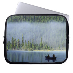 Jongens vissen op Waterfowl Lake, Banff National Laptop Sleeve