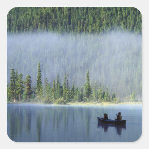 Jongens vissen op Waterfowl Lake, Banff National Vierkante Sticker