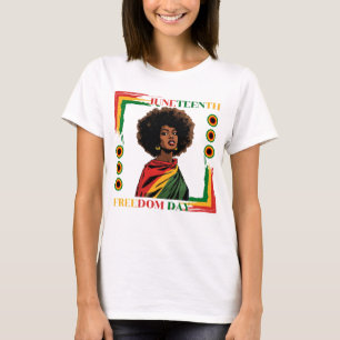 Jongste Afro-vrouw gedrapeerd in vrijheidsvlag T-shirt