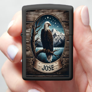 Jose Een adelaar zit op een tak met uitzicht op de