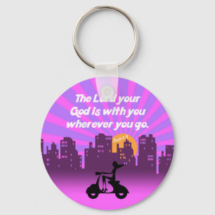 Joshua 1:9 Meisje op scooter w/Skyline - Bijbelver Sleutelhanger