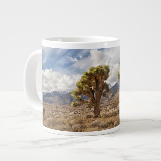 Joshua Trees in woestijn Jumbo Beker (Voorkant links)