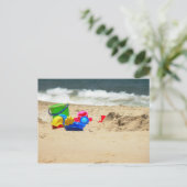 Jouer à la carte postale de plage (Debout devant)