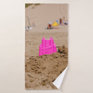 Jouet de château rose en bord de mer en journée