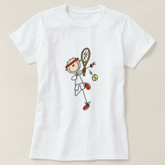 Joueur de tennis avec des T-shirts et des cadeaux