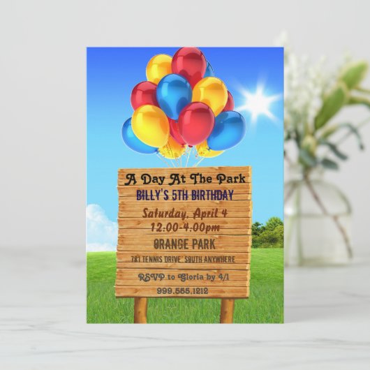 Jour aux invitations de fête d'anniversaire de (Debout devant)