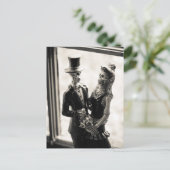 jour de la carte postale morte (Debout devant)