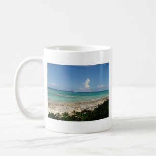 Jour rêvant la tasse de café de banc de sable de