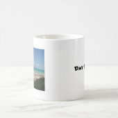 Jour rêvant la tasse de café de banc de sable des (Centre)