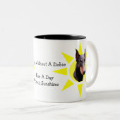Jour sans Dobie mignon Doberman Mug (Devant droit)