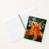 Journal de fleurs aux feuilles vertes et lis orang (Intérieur)