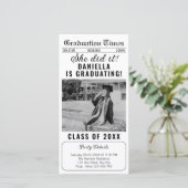 Journal Elle L'A Fait 2025 Graduation Invitation (Debout devant)