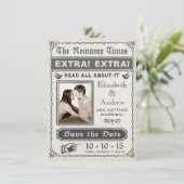 Journal vintage Enregistrer la date Invitation (Debout devant)