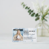 Journalist glimlachend op camera visitekaartje (Staand voorkant)